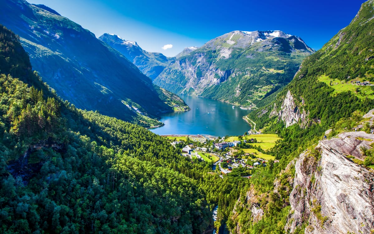 Mit dem Schiff die Vielfalt Norwegens entdecken: Kreuzfahrt durchs Land der Fjorde