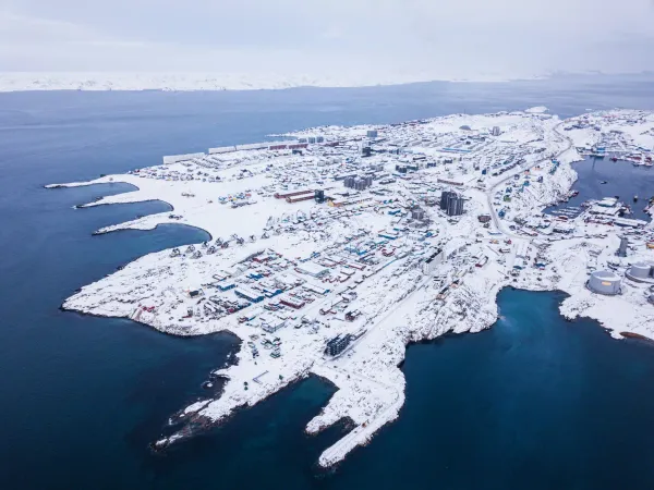 Zwischen Gletschern und Nordlichtern: Eine Kreuzfahrt entlang Grönlands Küste